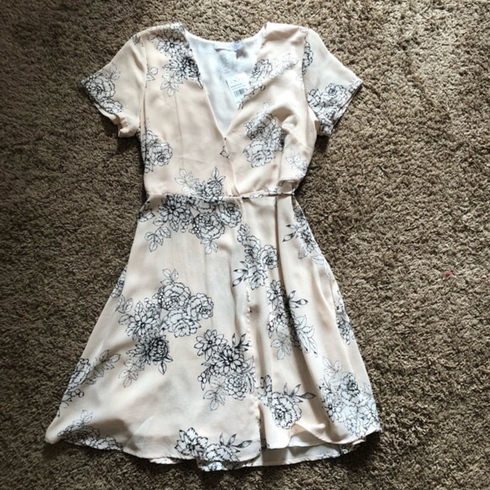 🌸NWT🌸 LUSH taupe floral wrap dress